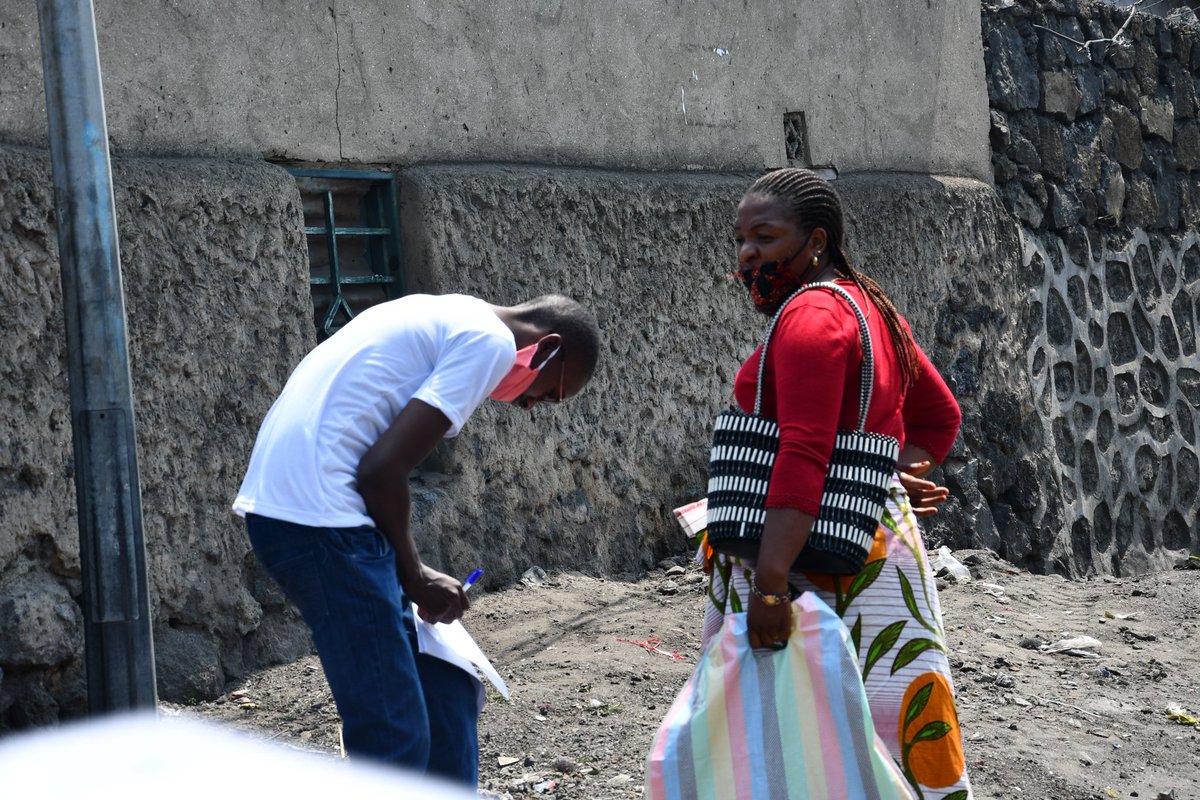 CheckCongo's tweet photo. Congo Check a été dans la rue aujourd'hui pour inviter les gens à souscrire volontairement au service SMS Covid19 pour regulierement recevoir des informations vérifiées sur la maladie à Coronavirus par SMS. @factchecknet @Internews_RDC #CoronavirusFacts #DatosCoronavirus https://t.co/XTKgPsMuu3