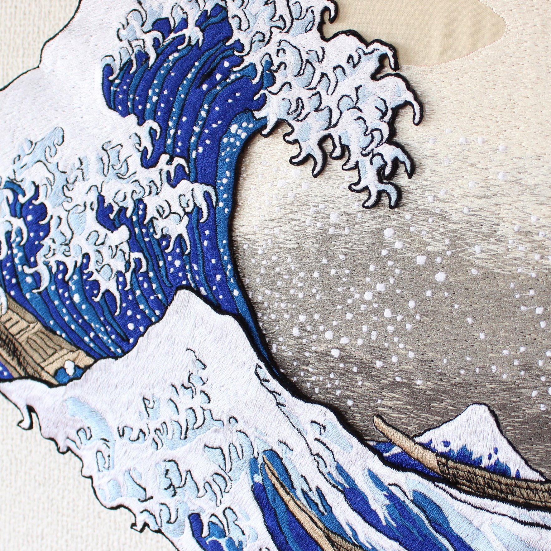 Ami 富嶽三十六景 神奈川沖浪裏 あの有名な浮世絵をダイナミックに刺繍で表現してみました 平面的な浮世絵を刺繍で表現することでさらに立体的に 迫力のある絵画へと仕上げています お部屋に飾れるウォールアートとして Ukiyoe展とminneコラボ