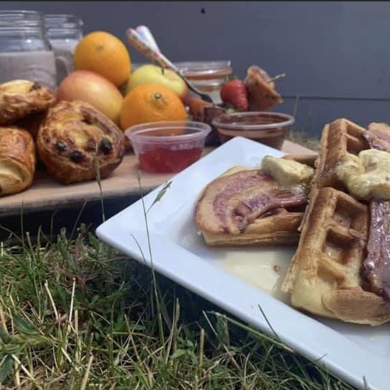 Breadandpullet's tweet image. Sunday = Brunch Time! 
🧺🍳🧇🍓🍉🍌🥐🍗🥓🐔
We also have our BIG BBQ Boxes tomorrow, perfect for when catching up with friends &amp;amp; family with a cheeky Cocktail Kit thrown in...
🥂🍹🍸🐔
#northampton #takeawaytime #supportlocal #brunchtime