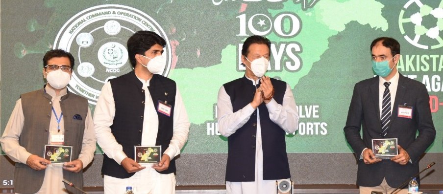MShahrukhCheema's tweet photo. Receiving award from the honourable PM of Pakistan at the Ceremony held at NCOC, Islamabad to acknowledge the services of doctors, paramedics, LEAs &amp; district administration. 
Proud to represent Gilgit Baltistan in the capacity of Deputy Commissioner 
@ypasa_official @HomeDeptGB https://t.co/If0aLep6B8