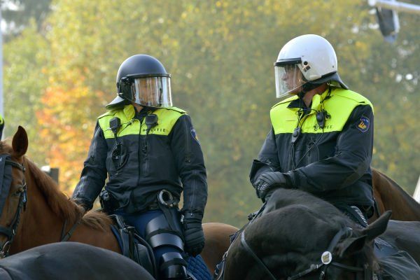 Politie verward: Supporters uit Eindhoven en Doetinchem behandelen als boeren of als hooligans? Lees meer:. #Utrecht.