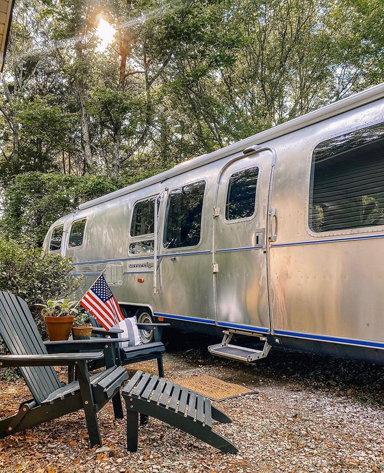 Airstream_Inc's tweet photo. #Airstreams big and small, old and new, have traversed our beautiful country for decades. Today, we celebrate the journeys we've been on, the places we've explored and all the adventure yet to come. #Happy4thOfJuly🇺🇸
📸: dollytheairstream, steelymaggs and bradhamilton_87 on IG https://t.co/smS3AmeuDB
