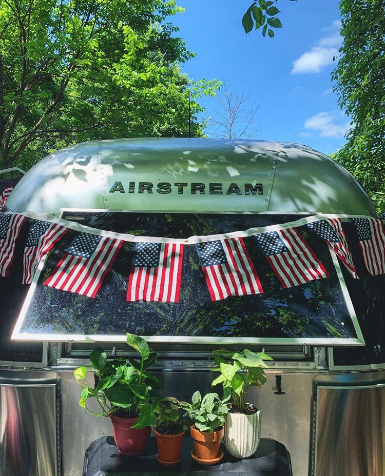 Airstream_Inc's tweet photo. #Airstreams big and small, old and new, have traversed our beautiful country for decades. Today, we celebrate the journeys we've been on, the places we've explored and all the adventure yet to come. #Happy4thOfJuly🇺🇸
📸: dollytheairstream, steelymaggs and bradhamilton_87 on IG https://t.co/smS3AmeuDB