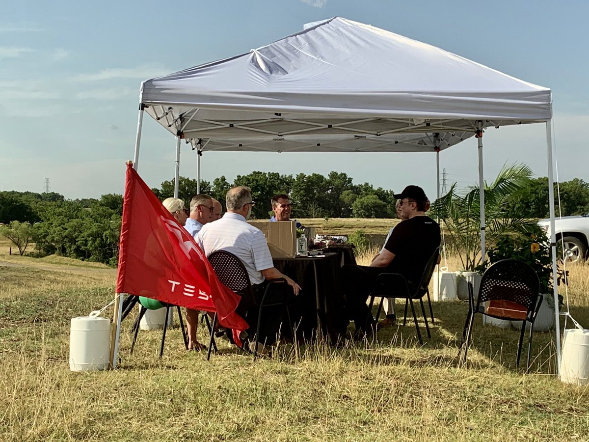 GovStitt's tweet photo. We had a great visit with @elonmusk yesterday talking @Tesla in Tulsa!
Oklahoma is the right place for Tesla and I thank all of the Oklahomans who have shown their overwhelming support. Keep it up! #Tulsa4Tesla https://t.co/eVhIeCIvwv
