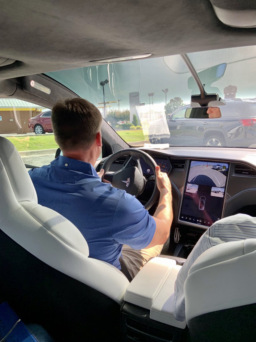 GovStitt's tweet photo. We had a great visit with @elonmusk yesterday talking @Tesla in Tulsa!
Oklahoma is the right place for Tesla and I thank all of the Oklahomans who have shown their overwhelming support. Keep it up! #Tulsa4Tesla https://t.co/eVhIeCIvwv