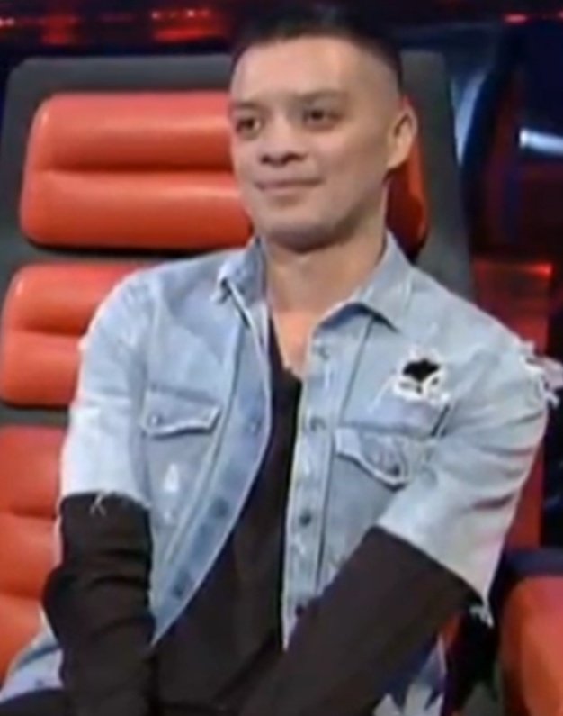 aleckskyRPh8's tweet photo. A coach who confident believes that his teens would put on a great show at the battle. He looks the part. @Bamboomusiclive #VoiceTeensLabanan https://t.co/w6R6GS5rKw
