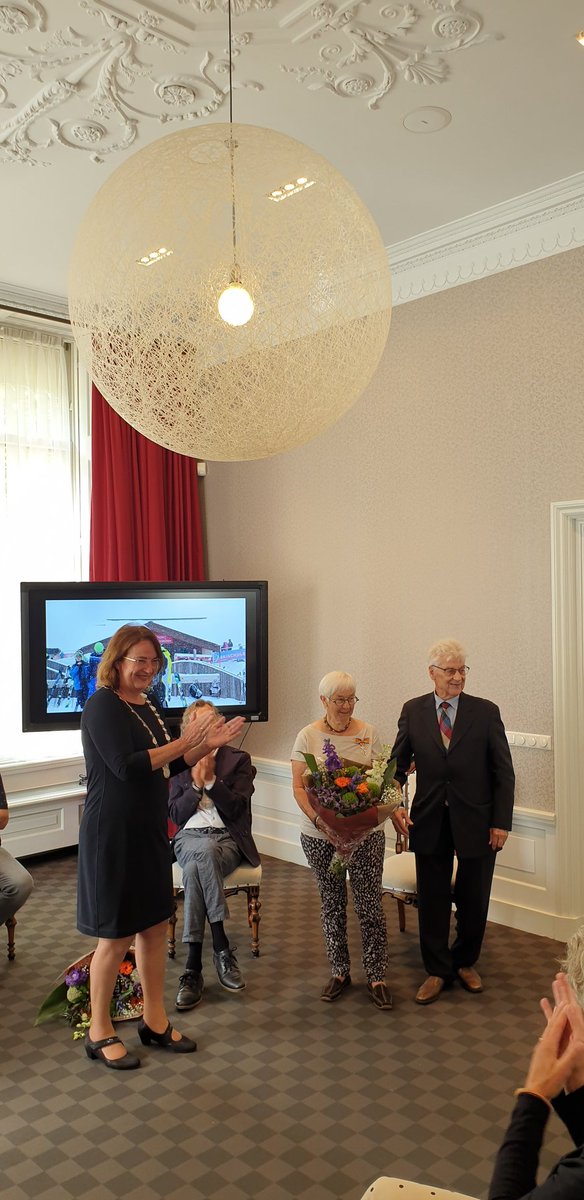 RMcD_Hoeve's tweet photo. Gisteren kreeg onze #vrijwilliger Willemijn haar Koninklijke onderscheiding opgespeld. Bijzonder moment voor en met een bijzondere vrouw die zich óók inzet voor @StoerWW, @lAccolade, @SailWise en het @DiabetesFonds https://t.co/Fgu4LNK3Uf