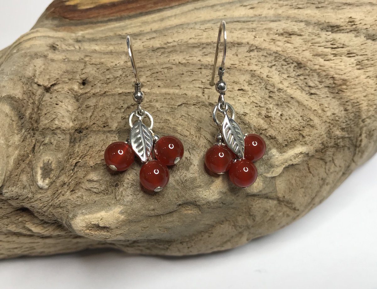 RichmondGem's tweet photo. Unique, handmade drop earrings in silver and Carnelian, this month’s birthstone - the perfect gift for a July birthday.
#gem #gemrichmond #sterlingsilver #silverjewellery #gemstonejewellery #birthstones #richmond https://t.co/aMUNOVRllv