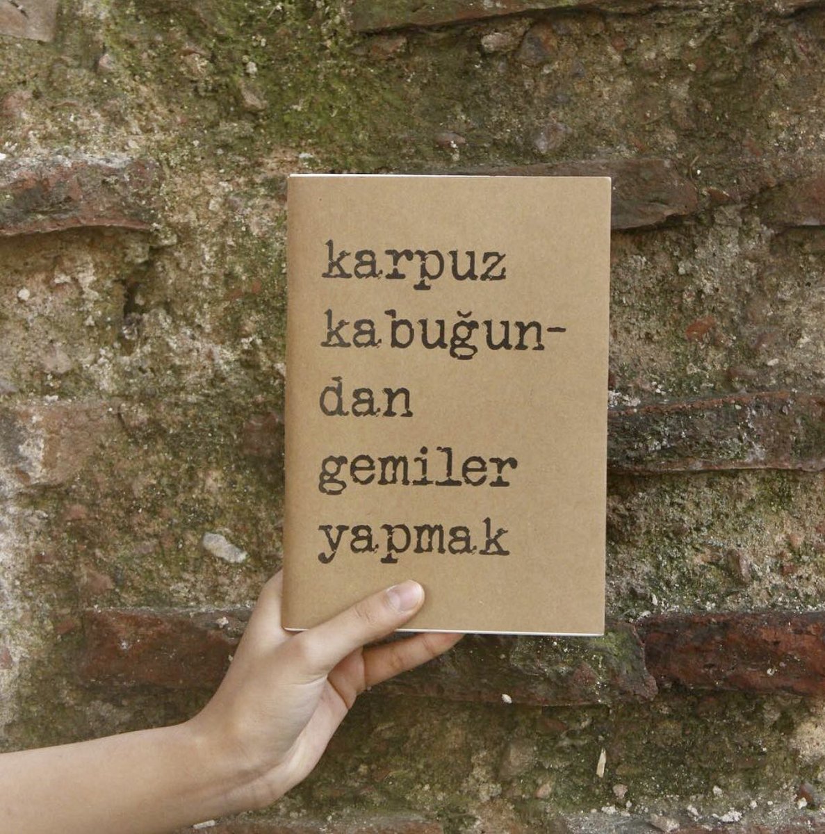Karpuz Kabuğundan Gemiler Yapmak,yönetmenliğini Ahmet Uluçay’ın gerçekleştirdiği 2004 yapımı uzun metrajlı sinema filmidir.”Karpuz kabuğundan gemiye binersen çabuk inersin.”mesajını konu alır.

Çok sevilen defterimiz 10₺ sipariş için dm den iletişime geçebilirsiniz🌻