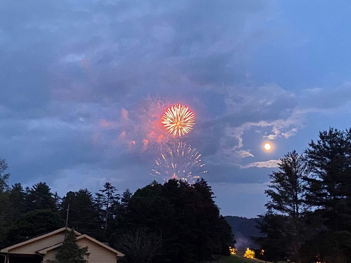 TheVacationDR's tweet photo. One of @diamondresorts best hidden gems #FairwayForest, located in Cashers, #NothCarolina This 134 unit mountain resort is as good as it gets. Big spacious condos with mountain activities abound. Check out the firework display last night with the full moon. #75degrees #Happy4th https://t.co/7vjtqjDByW
