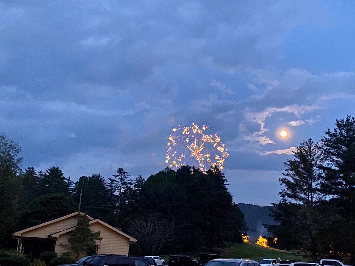TheVacationDR's tweet photo. One of @diamondresorts best hidden gems #FairwayForest, located in Cashers, #NothCarolina This 134 unit mountain resort is as good as it gets. Big spacious condos with mountain activities abound. Check out the firework display last night with the full moon. #75degrees #Happy4th https://t.co/7vjtqjDByW