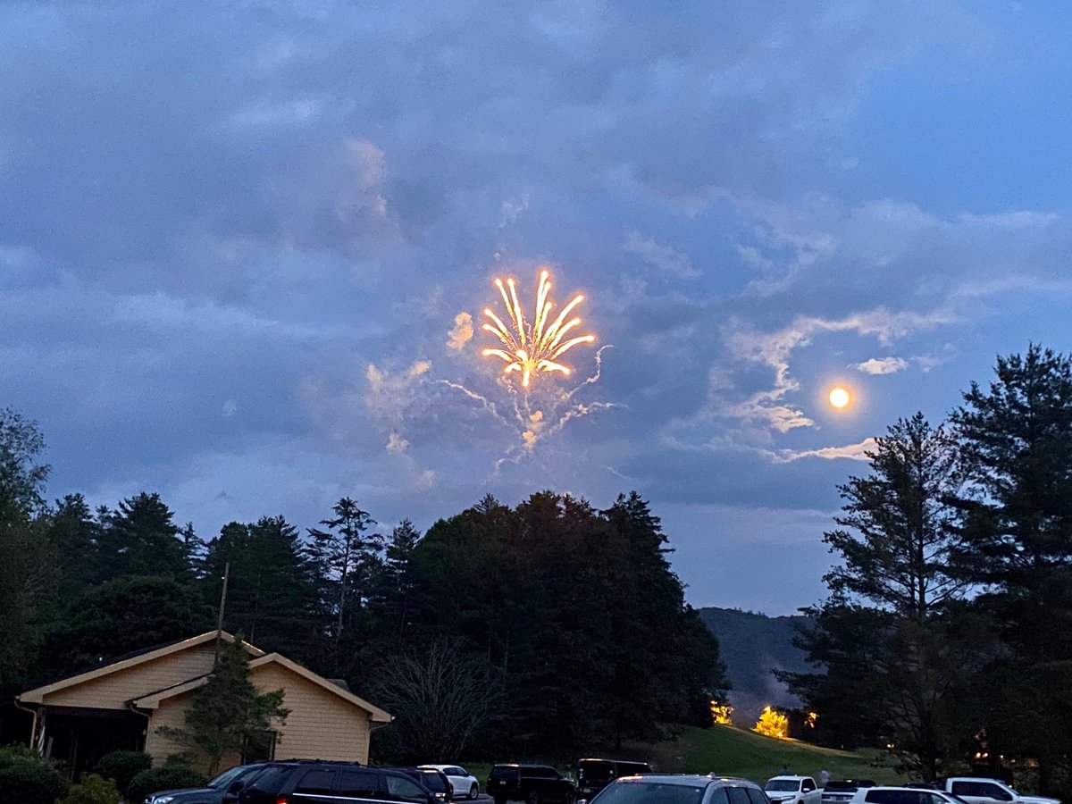 TheVacationDR's tweet photo. One of @diamondresorts best hidden gems #FairwayForest, located in Cashers, #NothCarolina This 134 unit mountain resort is as good as it gets. Big spacious condos with mountain activities abound. Check out the firework display last night with the full moon. #75degrees #Happy4th https://t.co/7vjtqjDByW