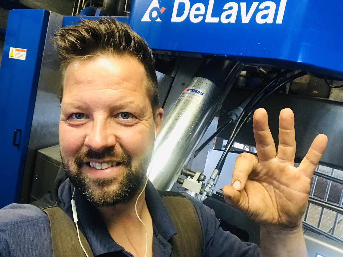 Geertjan_Oxe's tweet image. Zaterdag is poetsdag 🚿🧼🧽💦

Je hebt altijd wel weer resultaat van je werk 💙💙

Nu weer een blinkende robot 😎
En oh, wat zullen mijn koetjes hier gelukkig mee zijn 😇😋

#melkrobots
#zaterdagklus
@delaval