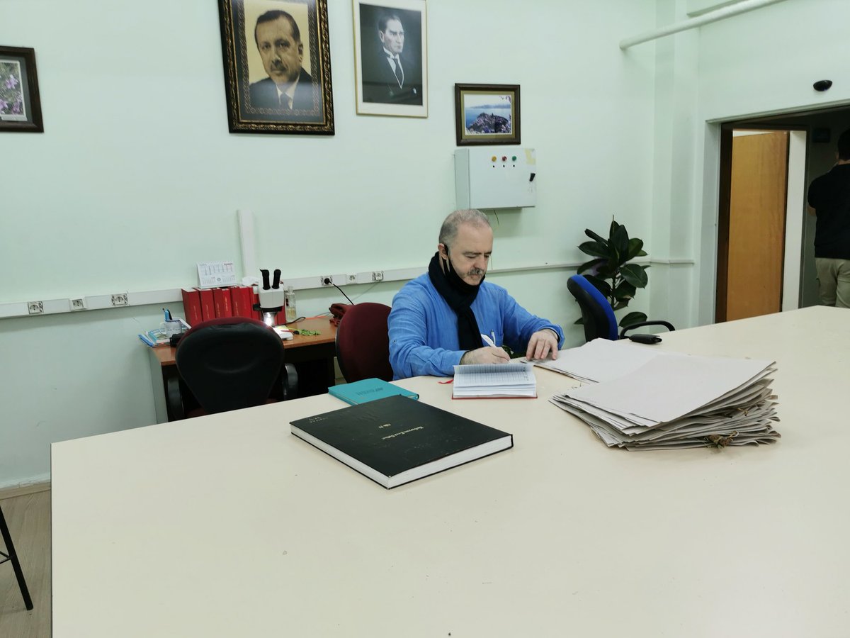fevziozgokce's tweet photo. Bugün günlerden #Van
#YüzüncüYılÜniversitesi #VANF #HERBARYUM'U Binbir zorluklar ile şarkın yüksek dağlarından vefalı ve kadirşinas halkımızın kullandığı bitkilerin Herbaryum materyali haline getirilme ve teşhis çalışmaları devam ediyor.
#Etnobotanik
#Ethnobotany
#Etnoveteriner https://t.co/CXBDnCiI76