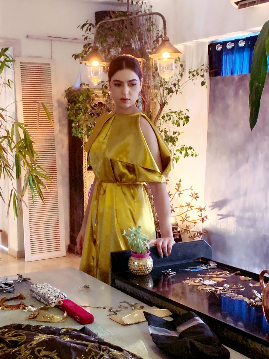 AliyaTrivedi04's tweet photo. Chaos Is A Friend Of Mine..!💛
.
.
.
#desinerclothes #newarrivel #dewishes #handembellished #manifacture #desginer #fashiondesigns #aspiringdesigner #exhibitioninmumbai #ialiyatrivedi https://t.co/BBGHhl7Kxz