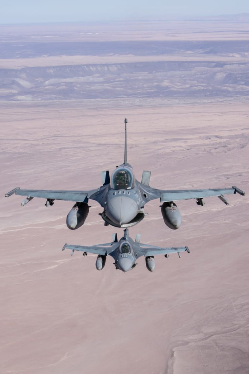 FACh_Chile's tweet photo. En este frío y lluvioso día, te damos energía con esta imagen de nuestros ✈️ F-16 Block 50 #FACh volando en los cielos del norte de 🇨🇱 #FelizSábado. https://t.co/7bm99yNisS