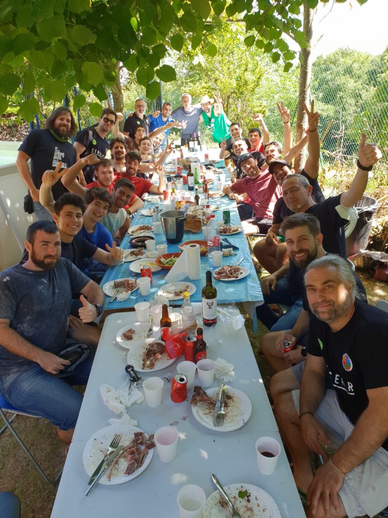 HandbolBerga's tweet photo. Som un equip, som de segona!
Ha tardat però per fi hem pogut celebrar l'ascens! Enhorabona campions. #ViulHandbol #ViuElMunicipal https://t.co/Z9iYEaujui