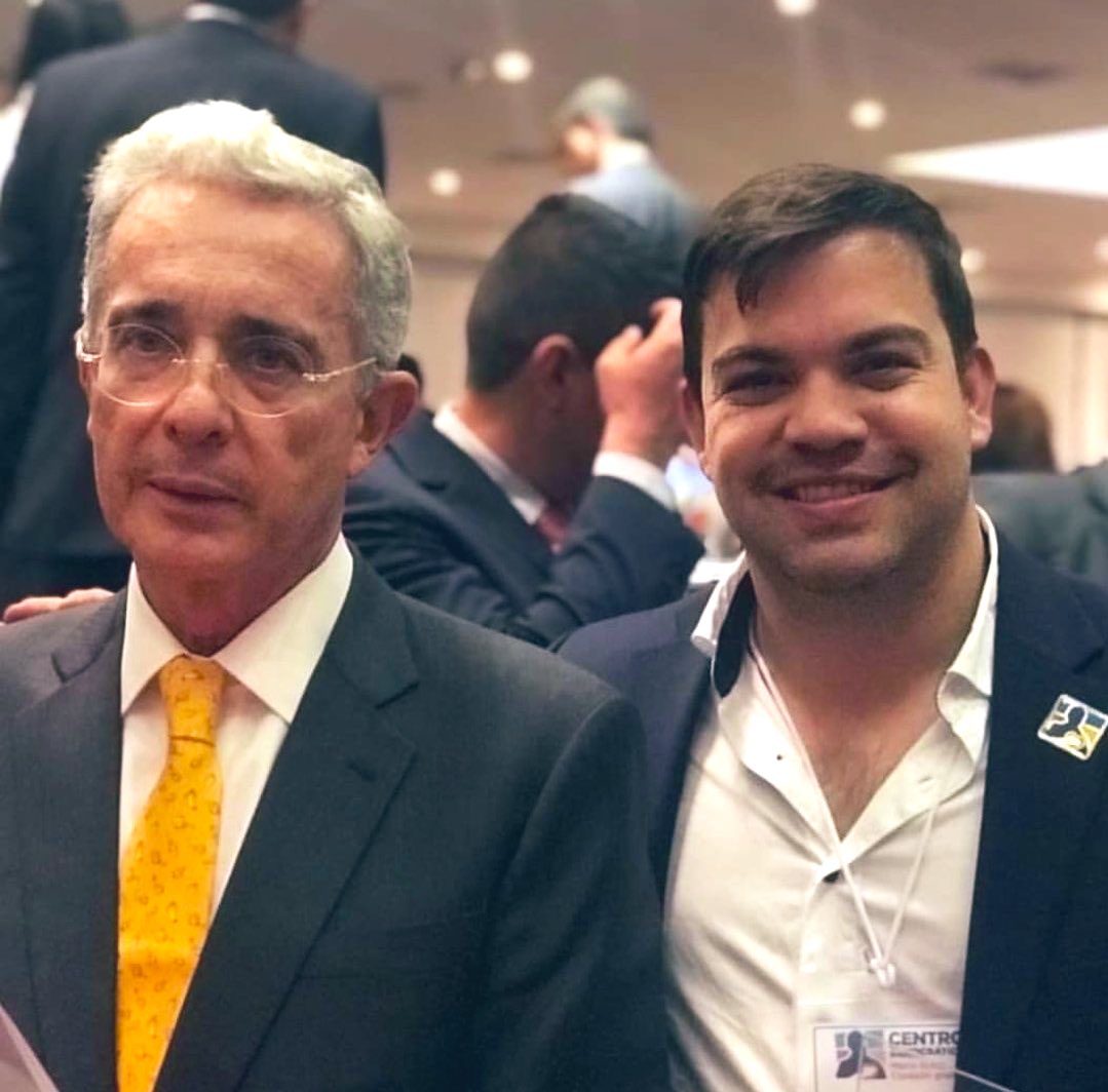 Juan David Vélez on Twitter: "Gracias presidente @AlvaroUribeVel por su  ejemplo, su constancia, su sacrificio, su amor por Colombia. ¡Feliz  cumpleaños! #CumpleUribeCumpleElMejor 🇨🇴 https://t.co/Tq6EFhydN6" /  Twitter