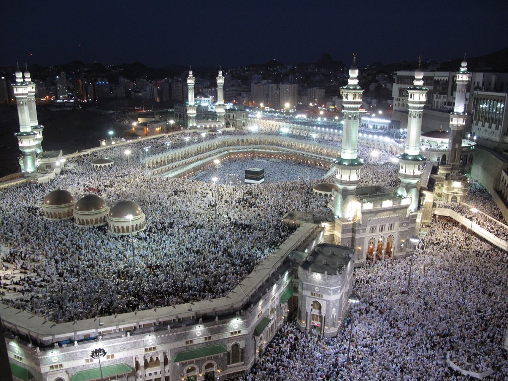 those are the key elements I would say. now I'd like to show you bunch of beautiful mosques n their breathtaking architecture! starting off with the iconic Al Haram Mosque in Mecca, Saudi Arabia. here Muslims come for their Hajj (pilgrimage). it's hugeee