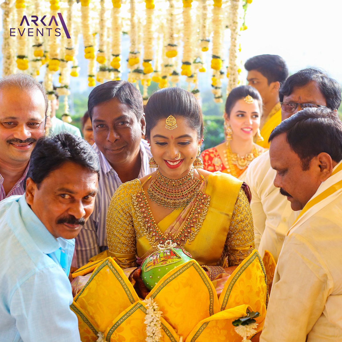 arka_events's tweet photo. Just couldn’t resist from sharing this beautiful traditional decor details from a morning wedding
 At Arka, every event is tailored to perfection,
contact us on : +91 969 719 7777

#eventplanner #weddings #events #weddingplanner #event #eventplanning #partyplanner #birthdayparty https://t.co/H2g1jcgCID