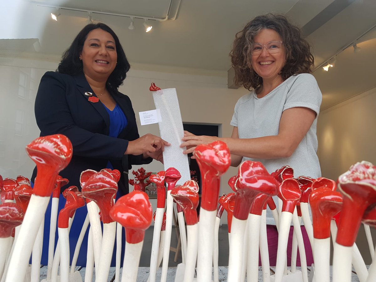 Wethouder <a href="/johannabesteman/">Johanna De Vries</a> opende vandaag onze nieuwe webshop. Daarbij overhandigde Riëlle Beekmans een symbolisch 'kusje'. (Dank aan Ilona Senghore voor de foto's!)
Werk uit stock is nu ook online te koop: arti-shock-rijswijk.nl/kunstwerken.php. De komende tijd wordt het aanbod uitgebreid!