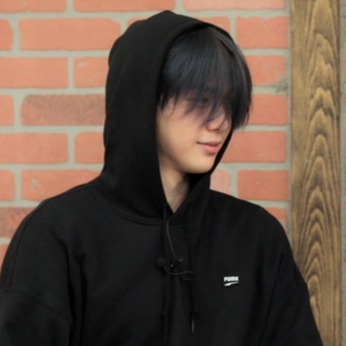 깜장콩 녜리 긴 머리 다 내려 보더니 고개 돌려가며 저러는거 넘 귀여움 ㅋㅋㅋㅋㅋㅋㅋㅋㅋ