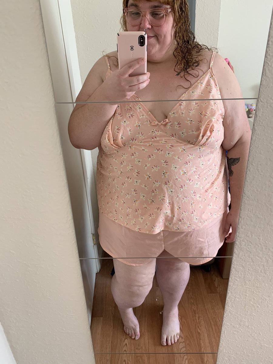 TheresaSews's tweet photo. My first @TillyButtons Fifi pajamas are done! My largest grade up and most intricate project ever! More on the blog: https://t.co/2sJmr7Yccs
#fifipyjamas #fifipajamas #plussizesewing #sewingwhilefat https://t.co/XWeNQLw9vi