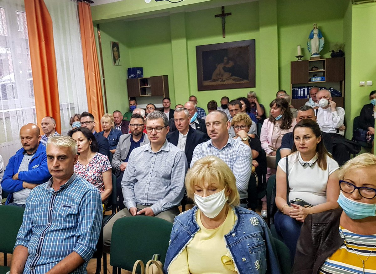 MarekKuchcinski's tweet photo. W ostatnich dniach #Podkarpacie ucierpiało najbardziej. W niektórych domach zostały same mury i błoto… Słuchamy, działamy i jesteśmy ogromnie wdzięczni za solidarność #PolskaJestJedna #Przemyśl #Stubno #Orly https://t.co/Pqn9TVGoQU