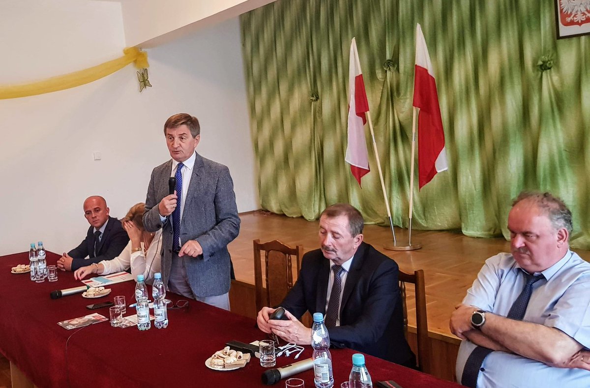MarekKuchcinski's tweet photo. W ostatnich dniach #Podkarpacie ucierpiało najbardziej. W niektórych domach zostały same mury i błoto… Słuchamy, działamy i jesteśmy ogromnie wdzięczni za solidarność #PolskaJestJedna #Przemyśl #Stubno #Orly https://t.co/Pqn9TVGoQU