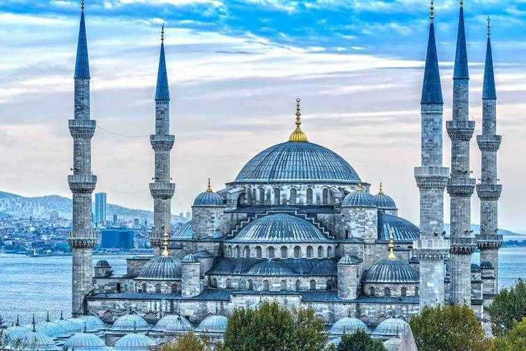 Sultan Ahmed Mosque aka the blue Mosque in Istanbul, Turkey. dare I say the MOST gorgeous mosque I've seen. it's so traditional yet so lavish. it's said that the person who builds a mosque gets a house in paradise so rich Muslim people participate in building/funding them!