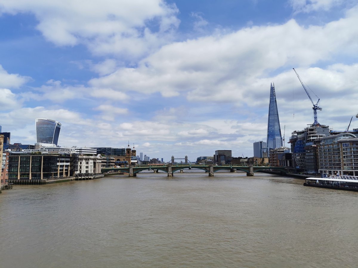 Didn't take the tube but walked across town, so can't comment on that. The  @cityoflondon was dead. No crowds, hardly any businesses open. Plenty of room to walk safely. Again, everyone observant of distancing, pausing to let people past them. (3/n)