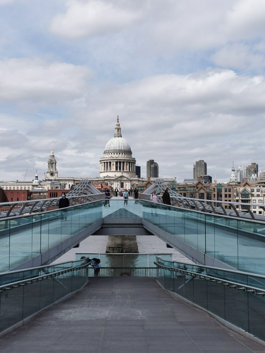 Didn't take the tube but walked across town, so can't comment on that. The  @cityoflondon was dead. No crowds, hardly any businesses open. Plenty of room to walk safely. Again, everyone observant of distancing, pausing to let people past them. (3/n)