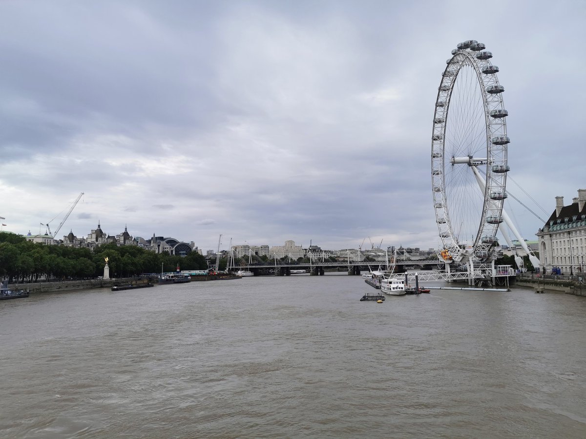 The whole walk along the south bank was broadly empty bar some congregation and issues with social distancing around the National Theatre's pop up outside food trucks. Coming to Westminster Bridge, there was no one bar security. (7/n)