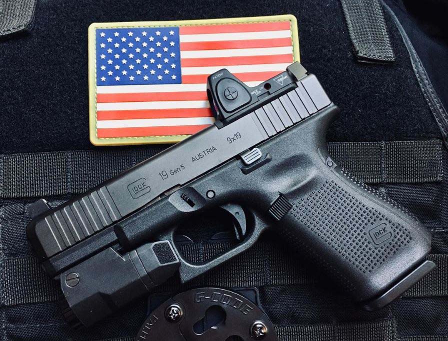 GLOCKInc's tweet photo. Celebrate America. 🇺🇸 🔔
📸 : Instagram @ otter_bets

#IndependenceDay #JulyFourth #repost #GLOCK19 #Gen5 #America #GunsDaily #GLOCKperfection #AmericanFlag #GLOCK19MOS #GLOCK https://t.co/X6o9J1dQux