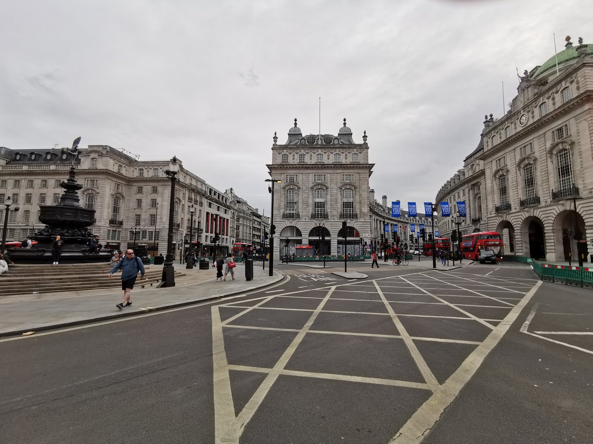 Through the park, past the empty shops of Green Park, onto the empty Piccadilly Circus (alas too early to stop in at the bar in  @WaterstonesPicc). But seriously those shots of crowds trying to shop? They've been and gone. The City was empty. (9/n)
