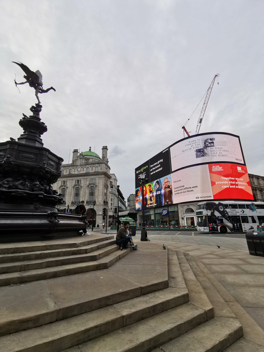 Through the park, past the empty shops of Green Park, onto the empty Piccadilly Circus (alas too early to stop in at the bar in  @WaterstonesPicc). But seriously those shots of crowds trying to shop? They've been and gone. The City was empty. (9/n)
