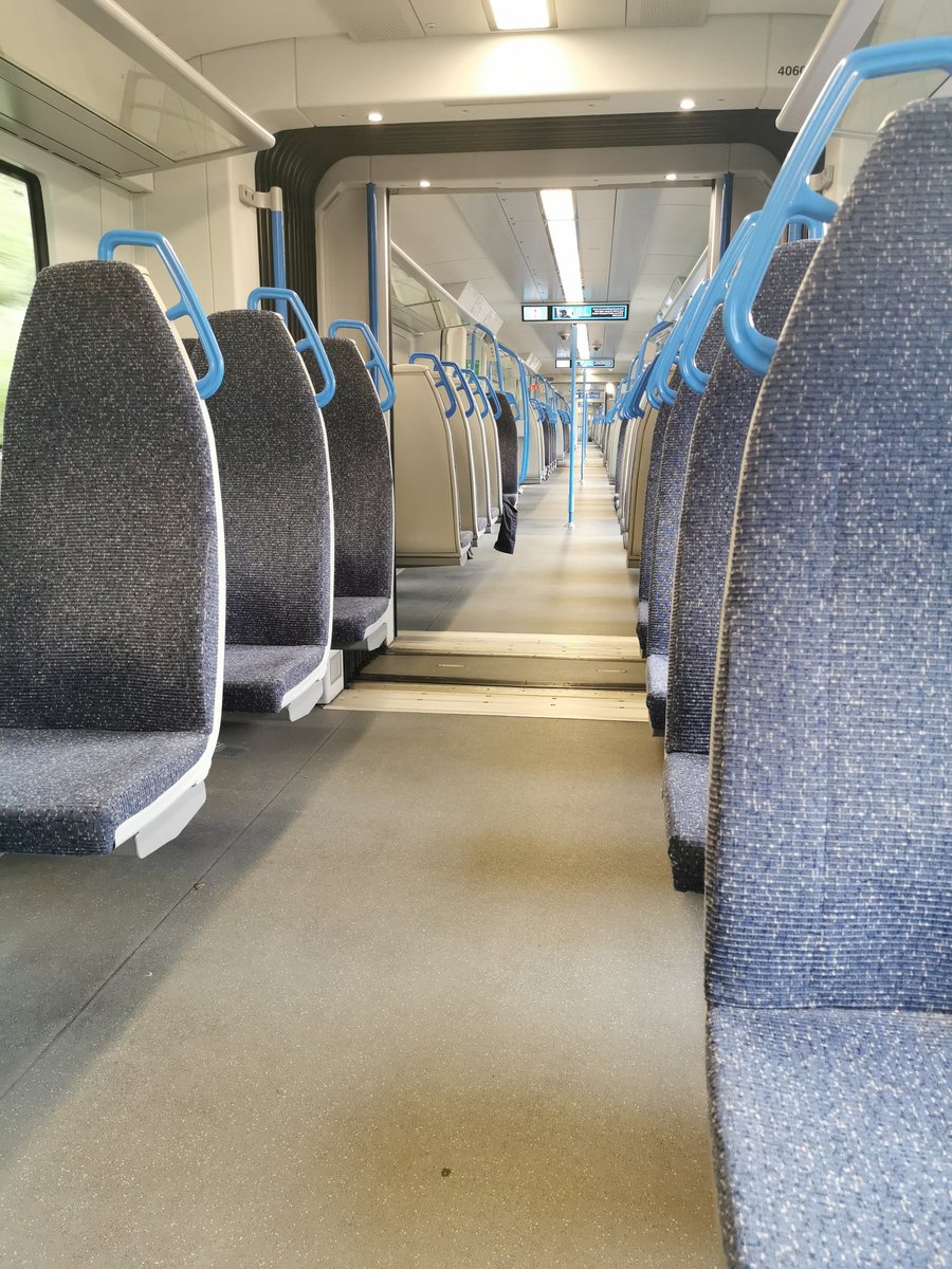 Trains: travelled in and out off-peak. They were empty both way. Lots of room - I had a carriage to myself. People all wearing masks, and being repsectful. Very clean, clear space markings and efficient, so kudos to  @SteveWhiteRail and  @GNRailUK. (2/n)
