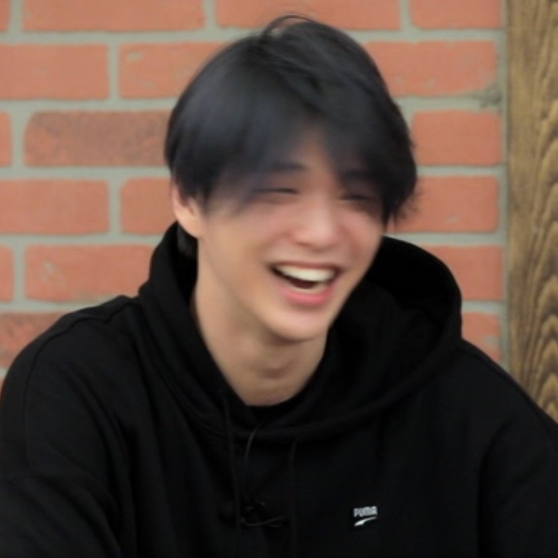 강어지 얼굴 너무 귀여워 춤 추고 난 후의 쌩얼인데도 붉게 달아오른 것도 없이 뽀얗게 피부톤 고른 게 넘 부러워😭