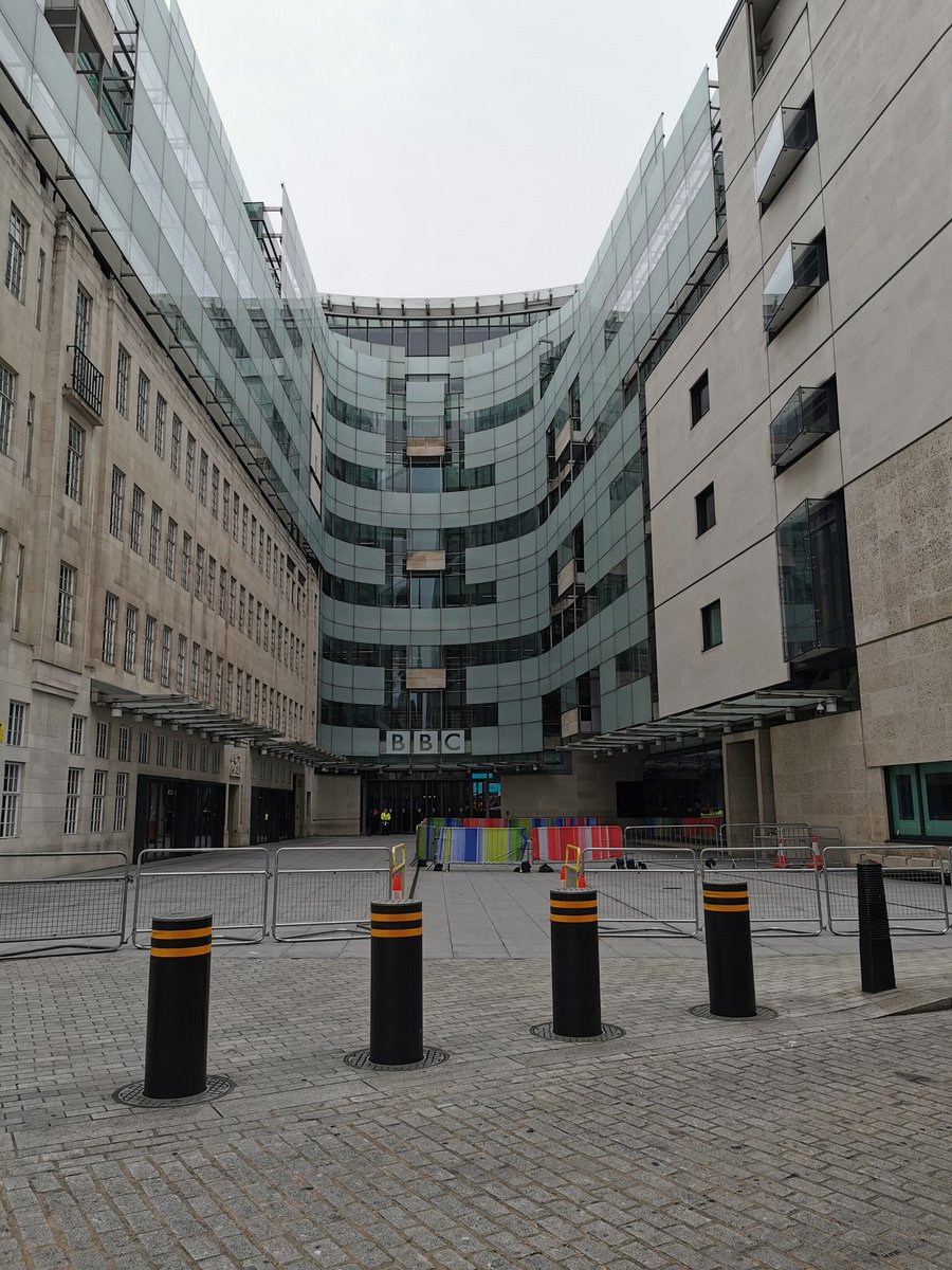 Final part of the walk was thru Soho (again few people, not all wearing masks), Carnaby Street, Oxford Circus and then up through Bloomsbury to King's X. Seeing London so empty was surreal. (10/n)