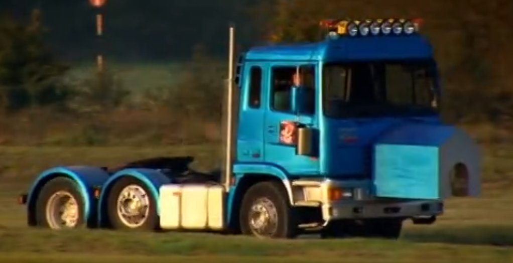 TheU1timate's tweet photo. @TowersStreet @altontowers It just reminds me of Hammonds Truck with a Dog Kennel on the front from Top Gear 😂 https://t.co/S5Kfvz7zQ7