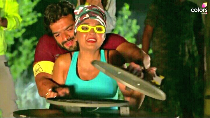 NKP18885560's tweet photo. Cuties ❤😘 #KaranPatel #KKK10
#KhatronKeKhiladi10 #teju #KPinFearFactor @ColorsTV https://t.co/o1t6s1zhzP