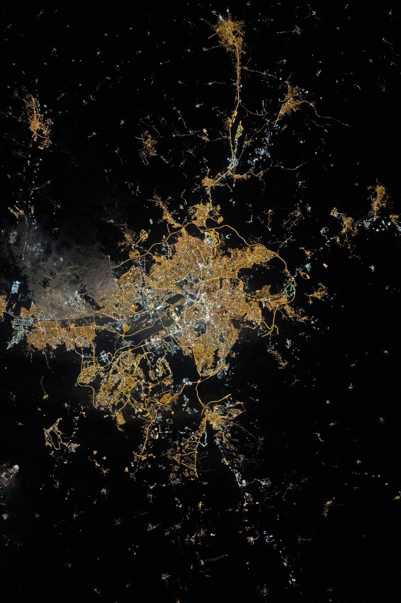 dergialti's tweet photo. Türkiye’nin başkenti Ankara, Uluslararası Uzay İstasyonu’nda bir astronotun çektiği bu fotoğrafta beyaz ve sarı ışıklarıyla göze çarpıyor. https://t.co/NpdCikMr4M