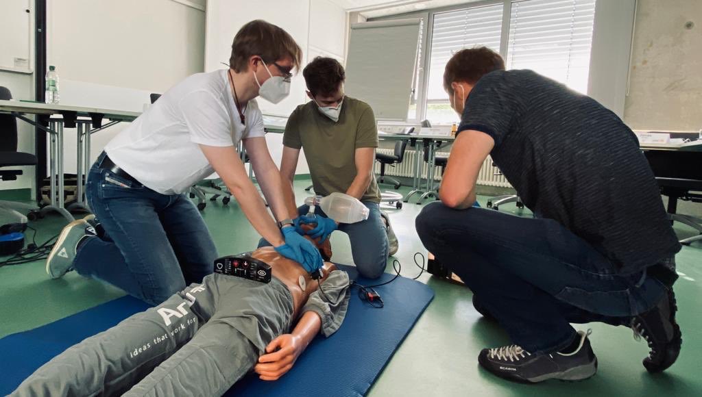 MegaMedGbr's tweet photo. Nach der #Corona Pause der erste #alsprovidercourse des #europeanresuscitationcouncil am Uniklinikum Mannheim #umm @gliwitzky @casusebastian @ERC_ALS_SEC @ERC_resus #grckurszentrumlandau @MegaMedGbr @ResusGer danke an alle! @Davut063 https://t.co/K1EWQmld3Y