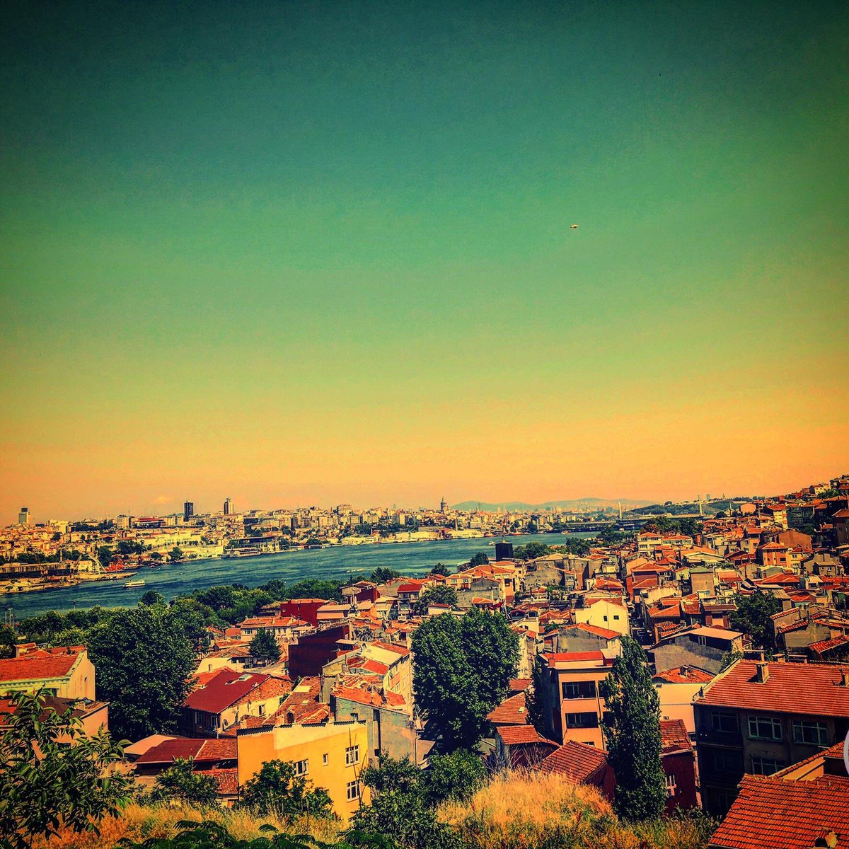 Molla_Aski's tweet photo. Bu sıcak ve bunaltıcı havalarda ailenizle birlikte serinleyebileceğiniz, İstanbul manzarasında Virüsü unutup eşsiz Türk Sanat Müziğiyle birlikte sizleri misafir etmeye bekliyoruz. #4temmuz #cumartesi #AilemizHerşeyimiz #Fatih #istanbul https://t.co/PVacL0hHRg