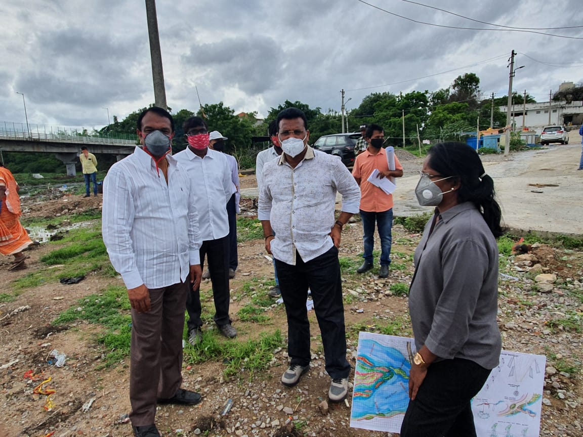 MD_MRDCL's tweet photo. Today site inspection by Honorable chairman MRDCL Sudheer Reddy MLA, MD Vishwajeet IPS and CE Mohan  Naik at Babughat for beautification.@arvindkumar_ias ,@D_SudheerReddy ,@KTRTRS ,@Director_EVDM ,@JMOHANNAIK2 . https://t.co/EESs9nhlFf
