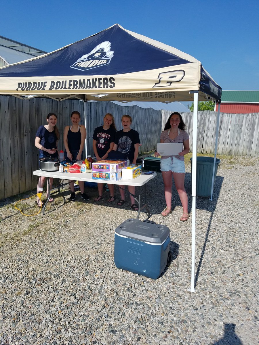 GarrettFFA1's tweet photo. Farmers Market is open! Stop by The Flower Pot and grab our 'FAMOUS' porkburger lunch and support other local vendors! We are serving until 1 pm! #HappyFourthOfJuly https://t.co/pG6CRx3BhH