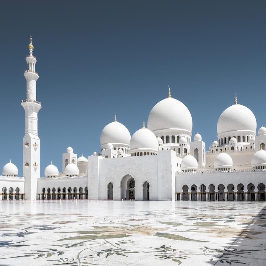 Sheikh Zayed Grand Mosque, Abu Dhabi (UAE). I've been begging to go see it. it's STUNNING! praying here with such large cloud must be amazing.