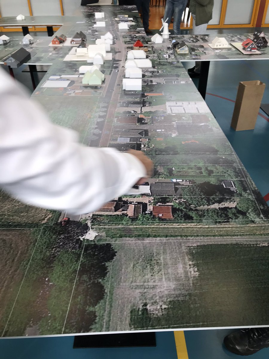 Vandaag in #Overschild: na een jaar plannen maken is er een eerste beeld van de veranderingen in het dorp. Bewoners maakten zelf plannen voor herbouw van hun woning, op basis van hun eigen dorpsvisie <a href="/MVRDV/">MVRDV</a> <a href="/Middengroningen/">Midden-Groningen</a> <a href="/NCGroningen/">NationaalCoördinator</a>