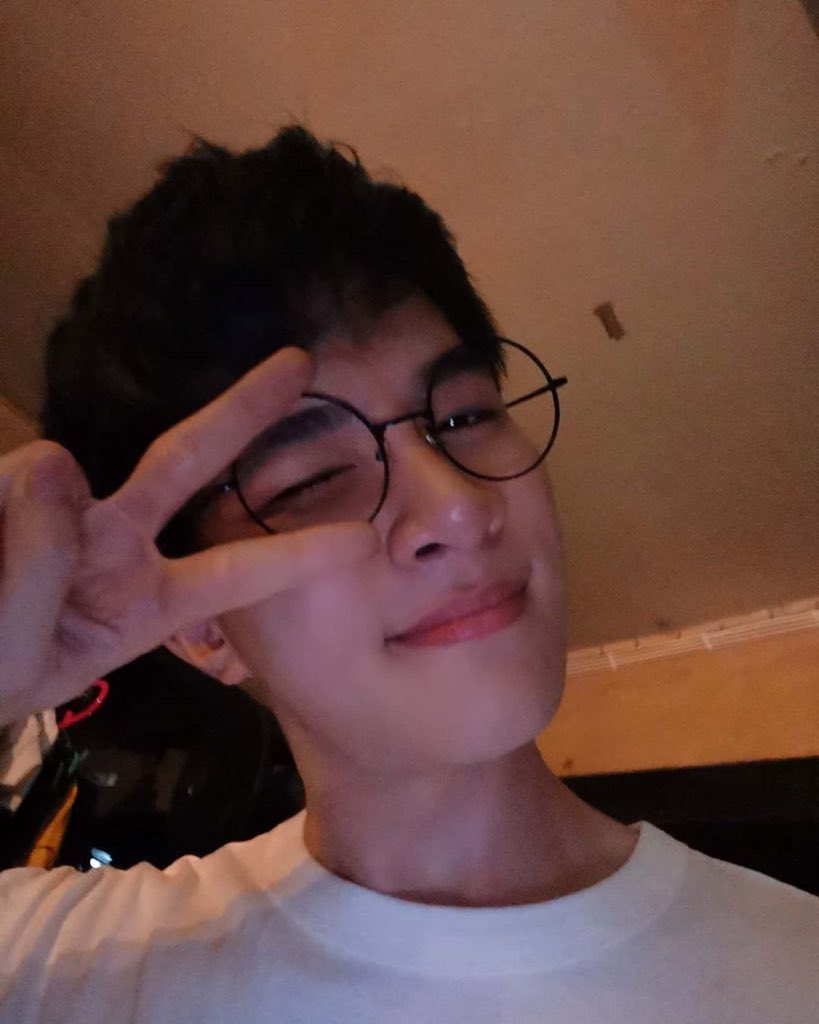 hungkalam's tweet photo. My boyfan send me a selfie before sleeping. Cute, right?
#SaturdatewithEarth https://t.co/6v7E68rYiW