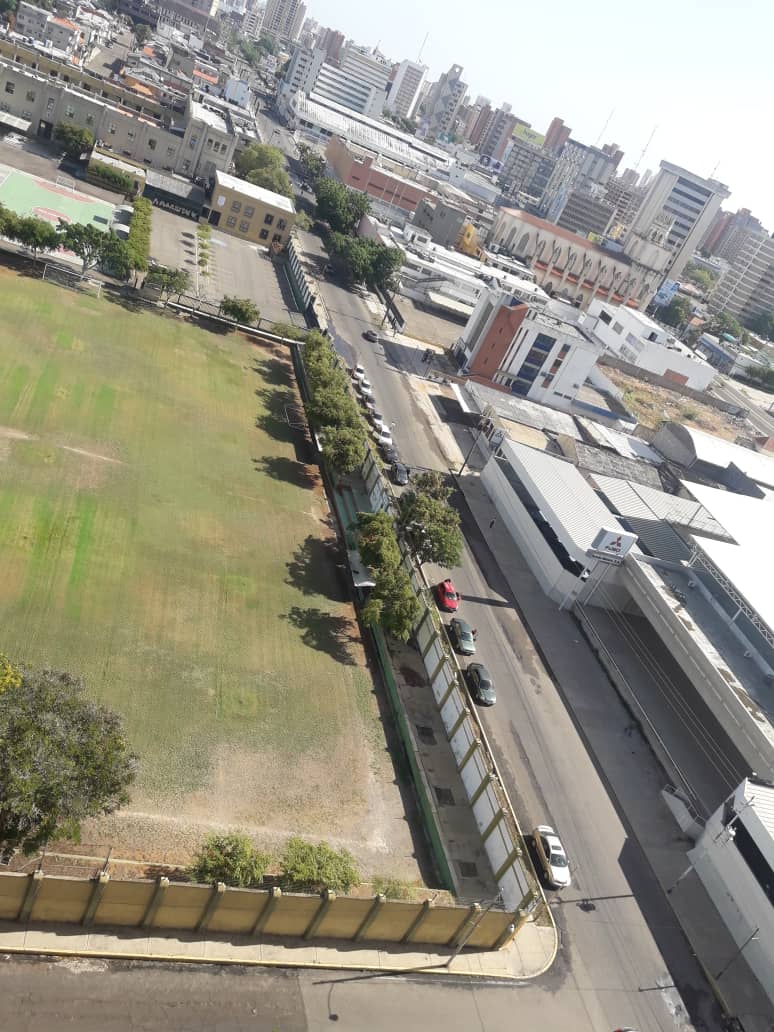 LDanieri's tweet photo. LO QUE LES DECÍA

Ésta cola es de la E/S Cosmopolita en #Maracaibo, llega al Colegio Los Maristas, es una gasolinera internacional. Se evapora la gasolina irani. Ya "El Punto" en el mercado negro empezó a subir. Imagen cortesia. 

#Venezuela #Zulia https://t.co/9x4OXcDoHR
